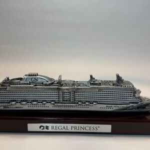 Princess Cruises Regal Princess Pewter & Dark Wood Ship Model 7.75 In Excellent